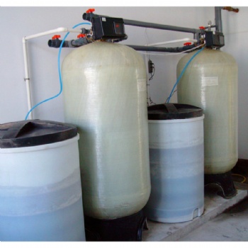 太康鍋爐廠10噸軟化水設(shè)備 軟水過(guò)濾器 軟化樹(shù)脂罐 潤(rùn)新控制閥