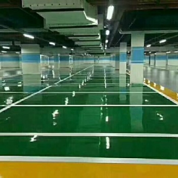 環(huán)氧地坪是一種高強度、耐磨損、美觀的地板，具有無接縫、質地堅實、耐藥品性佳、防腐、防塵、保養(yǎng)方便、維