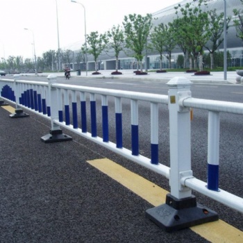 孟津現(xiàn)貨廠家供應(yīng)鋅鋼馬路護欄公路護欄人車分離欄道路護欄長期供應(yīng)