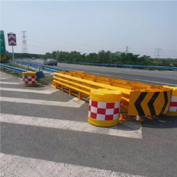 湖南長沙防撞墊廠家防撞塊可導向防撞墊緩沖墊高速公路防撞墩