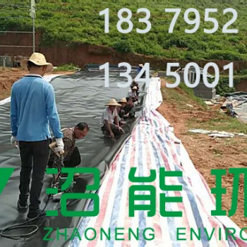 潛江豬場(chǎng)6000立方黑膜沼氣池鋪底完工