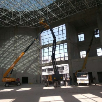 山東臺兒莊全自動自行走高空作業車。升降機租賃。6米到32米曲臂直臂車
