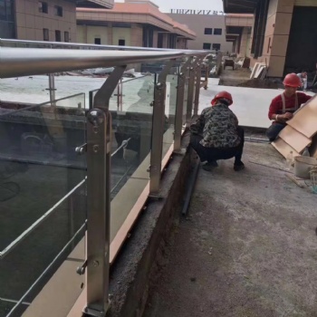 304不銹鋼玻璃護欄_304不銹鋼玻璃護欄價格_304不銹鋼玻璃護欄批發(fā)
