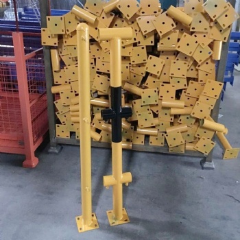 建筑工地臨時(shí)防護(hù)欄桿 黃黑色干字柱 臨邊防護(hù)欄立柱現(xiàn)貨供應(yīng)