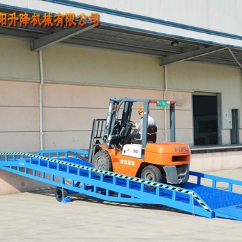 重慶移動式登車橋，只需單人操作，移動靈活方便，提高工作效率