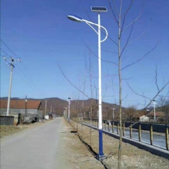 農村安裝太陽能路燈桿