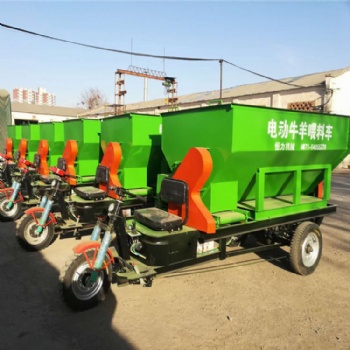 羊場(chǎng)飼喂設(shè)備 電動(dòng)三輪撒料車 恒力2立方喂料機(jī)內(nèi)部工作視頻
