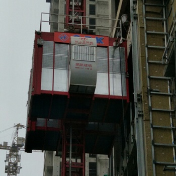 秦皇島鵬凱建筑設(shè)備人貨兩用施工升降機(jī)