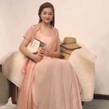 大碼裝品牌女裝批發(fā)走份專業(yè)就選南寧艾薇萱女裝品牌折扣