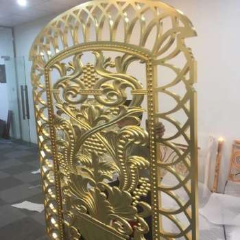 談?wù)剢」馄溜L 鋁合金鏤空屏風設(shè)計格調(diào)
