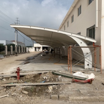 荊州安裝工廠汽車棚 景區(qū)膜結(jié)構(gòu)停車棚安裝