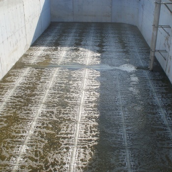 安圖縣污水處理管式曝氣器、烏克蘭進口管式曝氣器、進口高密度聚乙烯材質曝氣管、可固定微孔曝氣器設備
