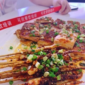 鐵板魷魚的做法，鐵板魷魚技術(shù)配方，鐵板魷魚可欣餐飲培訓(xùn)
