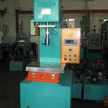 山東濟南C型壓裝機，C型液壓機 單柱油壓機，單臂油壓機