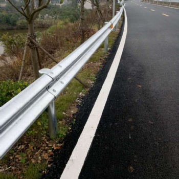 湖南騰廣道路防護(hù)熱鍍鋅護(hù)欄板高速公路防撞波形護(hù)欄
