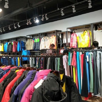 世通服飾供應一二線運動品牌折扣貨源