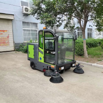 小型駕駛式掃地車(chē) 高壓霧炮電動(dòng)掃地車(chē)