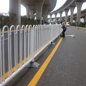 臨高道路中間車輛隔離欄廠家 儋州機動車道路分隔欄 京式鋅鋼護欄