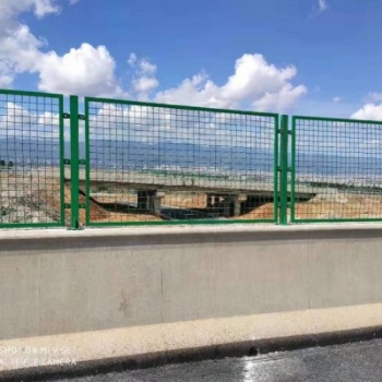 高速公路護欄網雙邊絲護欄網廠區鐵絲網圍欄果園養殖鋼絲網隔離網
