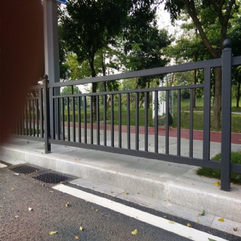 清遠(yuǎn)1.2米高人行道護(hù)欄 城市道路中間隔離護(hù)欄 甲型噴塑護(hù)欄