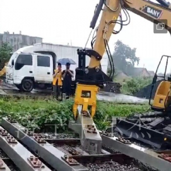 改裝鐵路施工設備 枕木機 枕木夾具 在鐵路上行走的挖掘機 濟寧卡爾杰