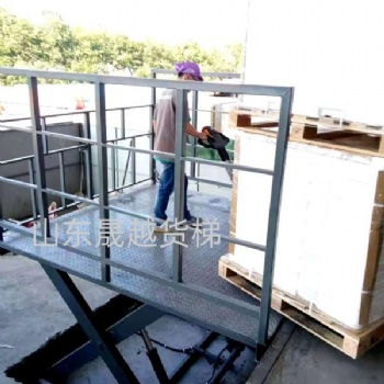 升降機(jī)必須專(zhuān)業(yè)人員使用