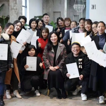 上海學插花培訓學校開店以及成功轉型的花店學員大力**推倩倩老師