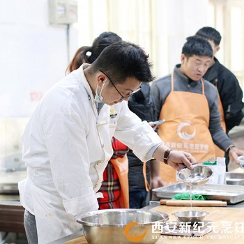 打工返鄉(xiāng)青年想創(chuàng)業(yè)學廚師專業(yè)技術(shù)認可西安新紀元烹飪技工學校