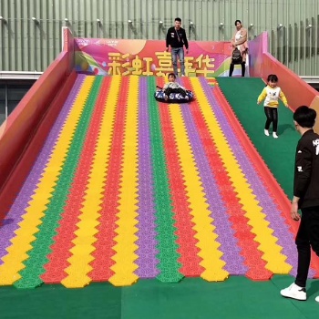 七彩滑草 七彩滑道 彩虹滑道 戶外大型游樂設備 網紅美陳產品制作設計