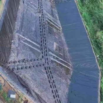 山東廠家供應光面土工膜垃圾填埋沼氣池建設用光面土工膜