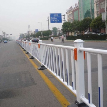 青海西寧廠家定做各種鐵藝護(hù)欄道路市政護(hù)欄現(xiàn)貨供應(yīng)