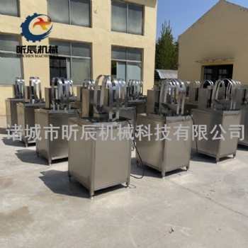 帶青皮椰子平均切兩半方便取汁機(jī)