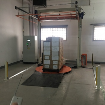 全自動(dòng)遙控纏繞覆項(xiàng)一體機(jī) 遙控式 覆頂纏膜機(jī) 廣東深圳東莞