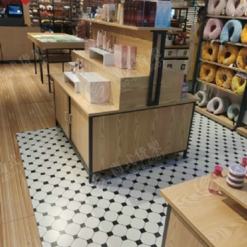 沈陽大創(chuàng)生活館貨架服裝實體店鋪貨架設計定制