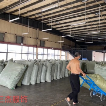 廣州三杰服飾品牌專柜下架女裝走份批發，連衣裙批發，羽絨服批發，雙面呢批發