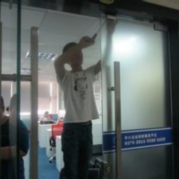 西安專業(yè)安裝維修玻璃門，更換鋼化玻璃