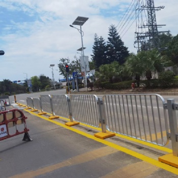 惠州路中護欄 深圳鍍鋅隔離欄廠家 港式隔離柵現(xiàn)貨