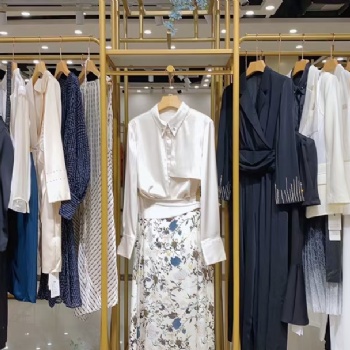 廣州三杰服飾品牌女裝走份批發(fā)，小香風套裝，西裝套裝，風衣外套