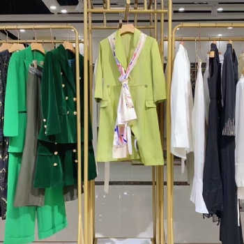 廣州三杰服飾品牌女裝下架走份批發，羊絨大衣，牛仔褲，工廠女裝貨源