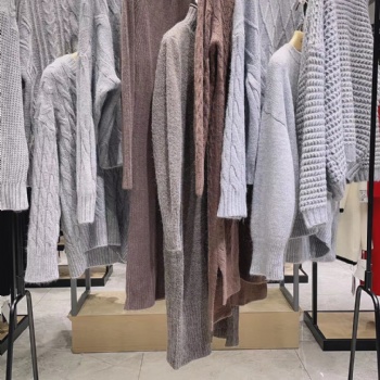廣州三杰服飾石井品牌折扣女裝衣服批發_廠家直供貨源_0.1折起批秋冬裝。