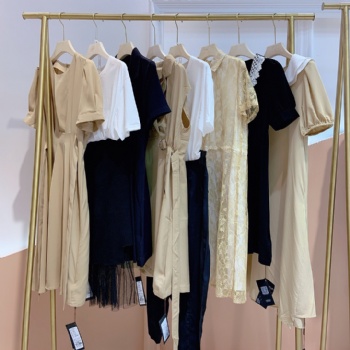 實(shí)體和直播間的香港女裝品牌曼德詩21夏**撤柜休閑套裝T恤