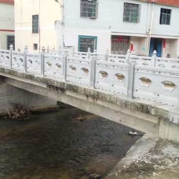 浙江臺州鄉(xiāng)村水泥欄桿建設，仿樹樁石制作，仿木欄桿施工造型好