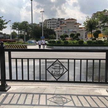廣州市政道路隔離防護欄桿生產(chǎn)廠家 黑色烤漆護欄價格