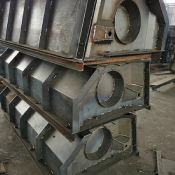 水利自嵌式擋土墻模具造價低，混凝土擋土墻模具質量可靠