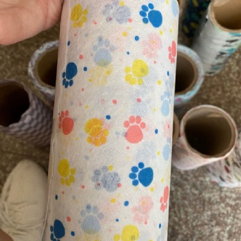 福建廠家供應(yīng)水刺印花無(wú)紡布 貓腳印款 口罩布 可定制