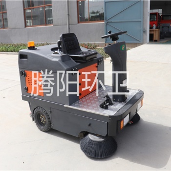 山東騰陽環(huán)衛(wèi)TY-1400型電動(dòng)駕駛式掃地車