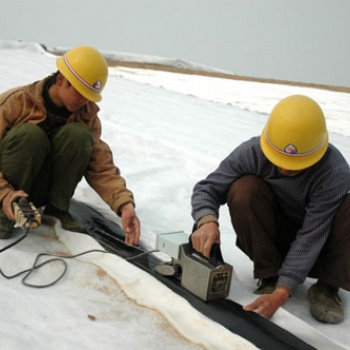 城市建設(shè)HDPE防滲土工膜、河道治理兩布一膜復(fù)合土工膜、聚酯長絲土工布德州廠家