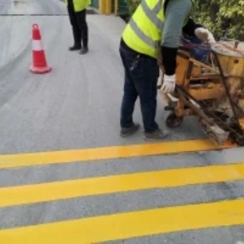 廣州小區(qū)街道停車位舊標(biāo)線改造 舊線清除 重劃新線