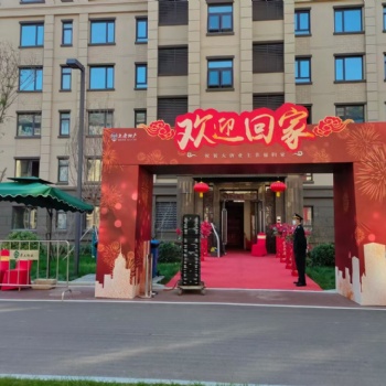 沙發鐵馬演講臺租賃舞臺背板搭建