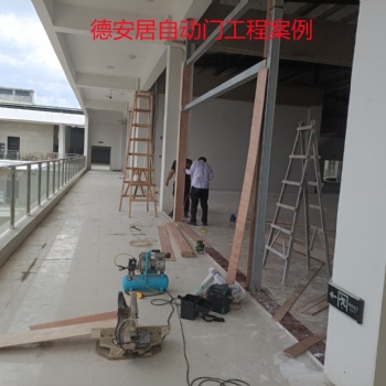 汕尾陸河偉泰工業(yè)園香江家居安裝鋼結(jié)構(gòu)不銹鋼包邊地彈簧門安裝現(xiàn)場(chǎng)
